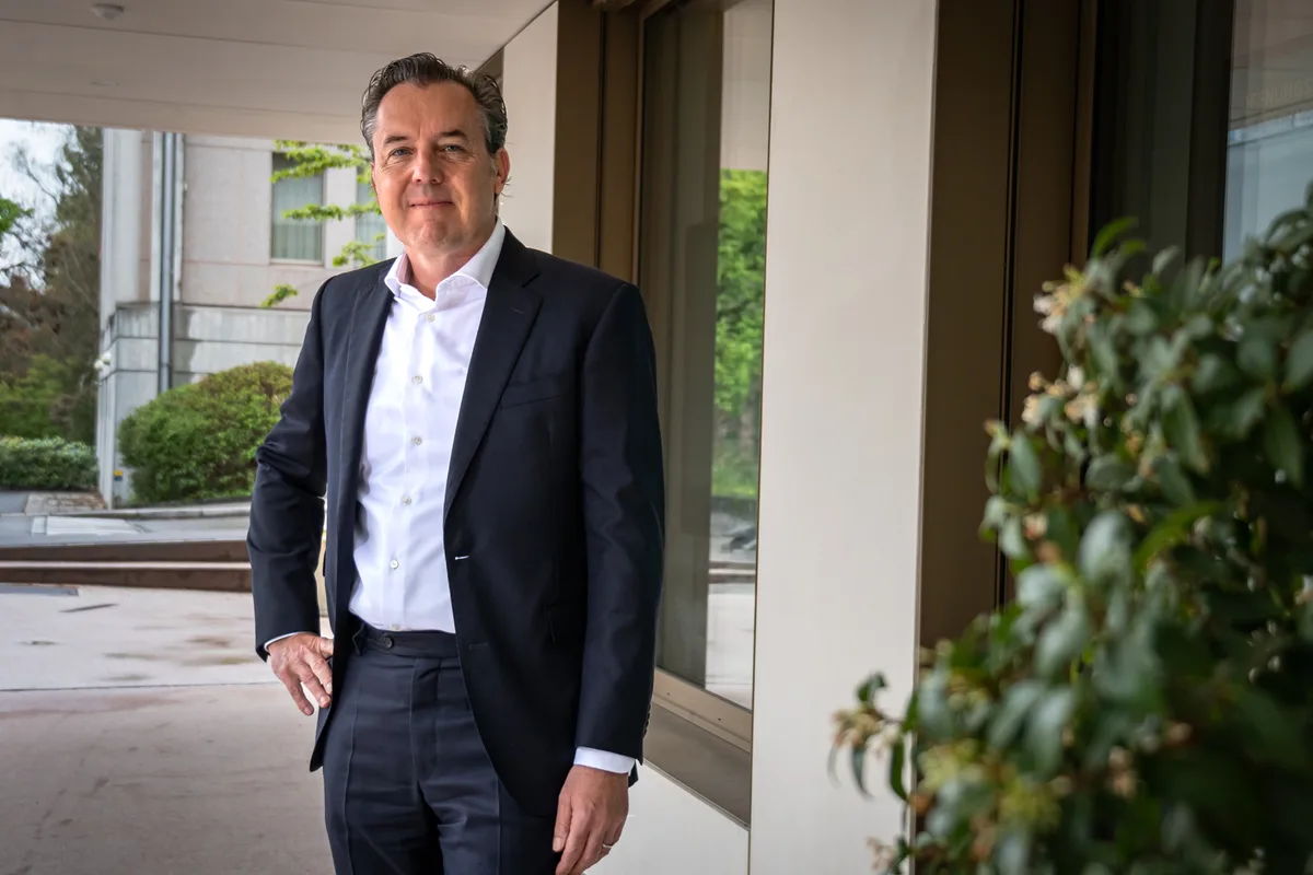 «Wir sehen gerade, wie in der grössten Volkswirtschaft der Welt demokratische Werte unter Druck geraten und Willkür zur Tagesordnung wird»: André Wegmann vor dem Hauptsitz der Bank Avera in Wetzikon. André Wegmann vor der Bank Avera in Wetzikon. Er trägt ein weisses Hemd ohne Krawatte und einen dunklen Anzug.